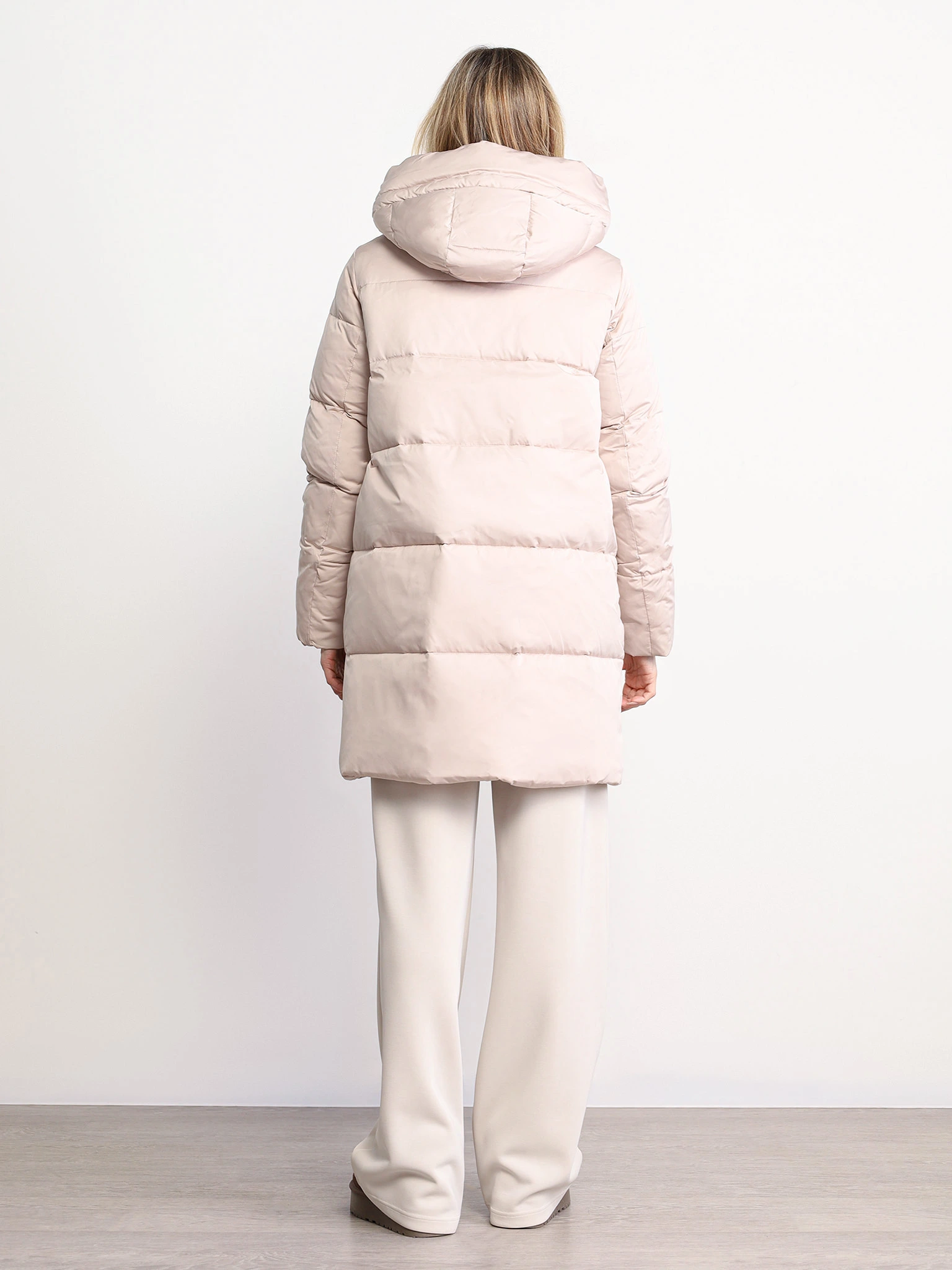 Пуховик светло-бежевого цвета с капюшоном